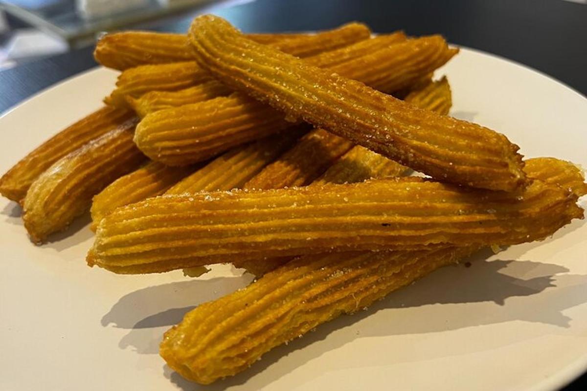 un mucchio di pasta su un piatto bianco