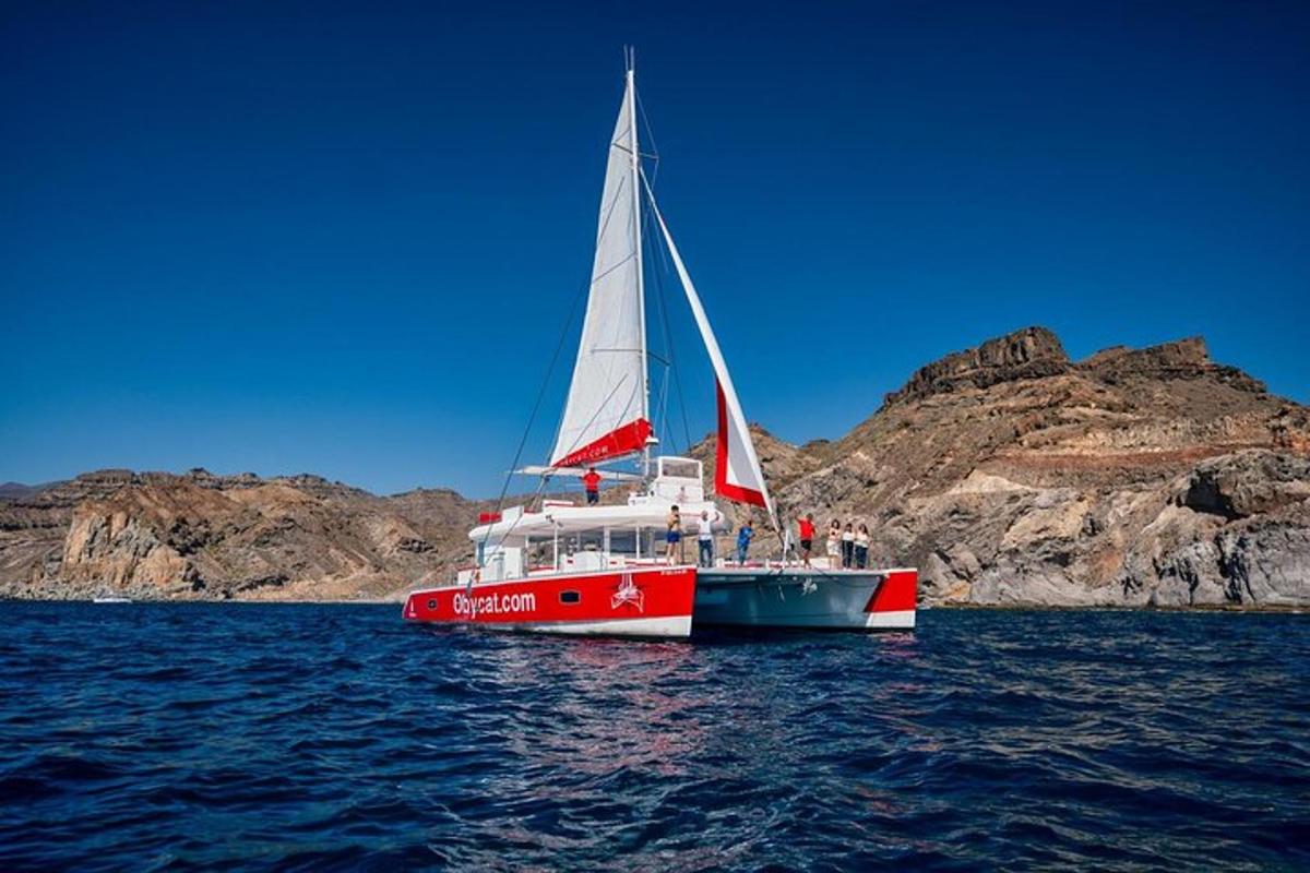 una barca a vela rossa e bianca nell'acqua