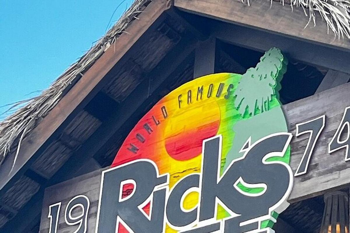 cedule na boku budovy s dinosaurem