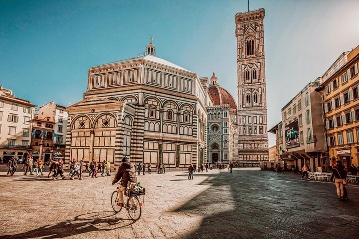 una persona in bicicletta davanti a un grande edificio