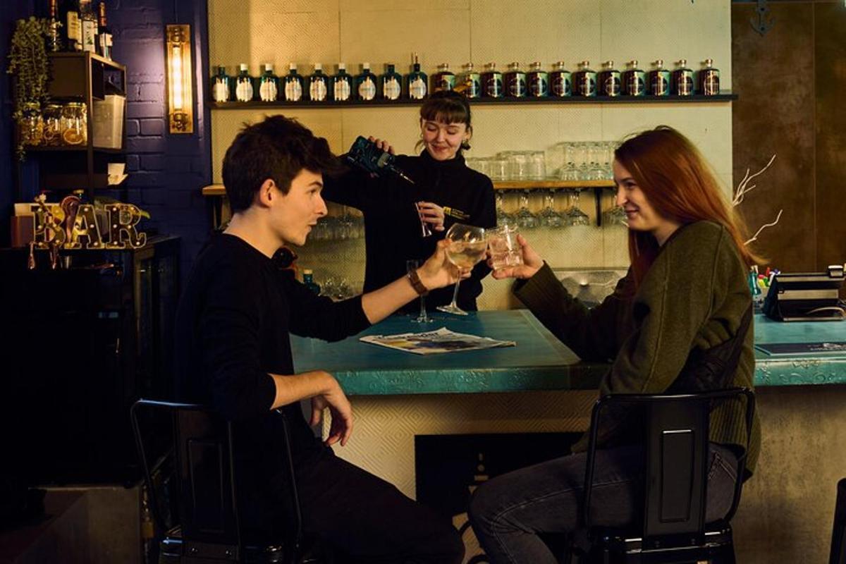 een groep mensen die aan een bar zitten en wijn drinken