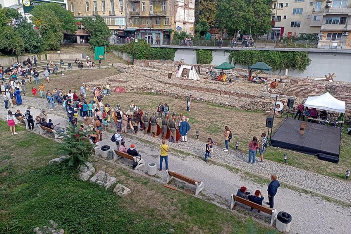 eine Menschenmenge, die in einem Park herumsteht