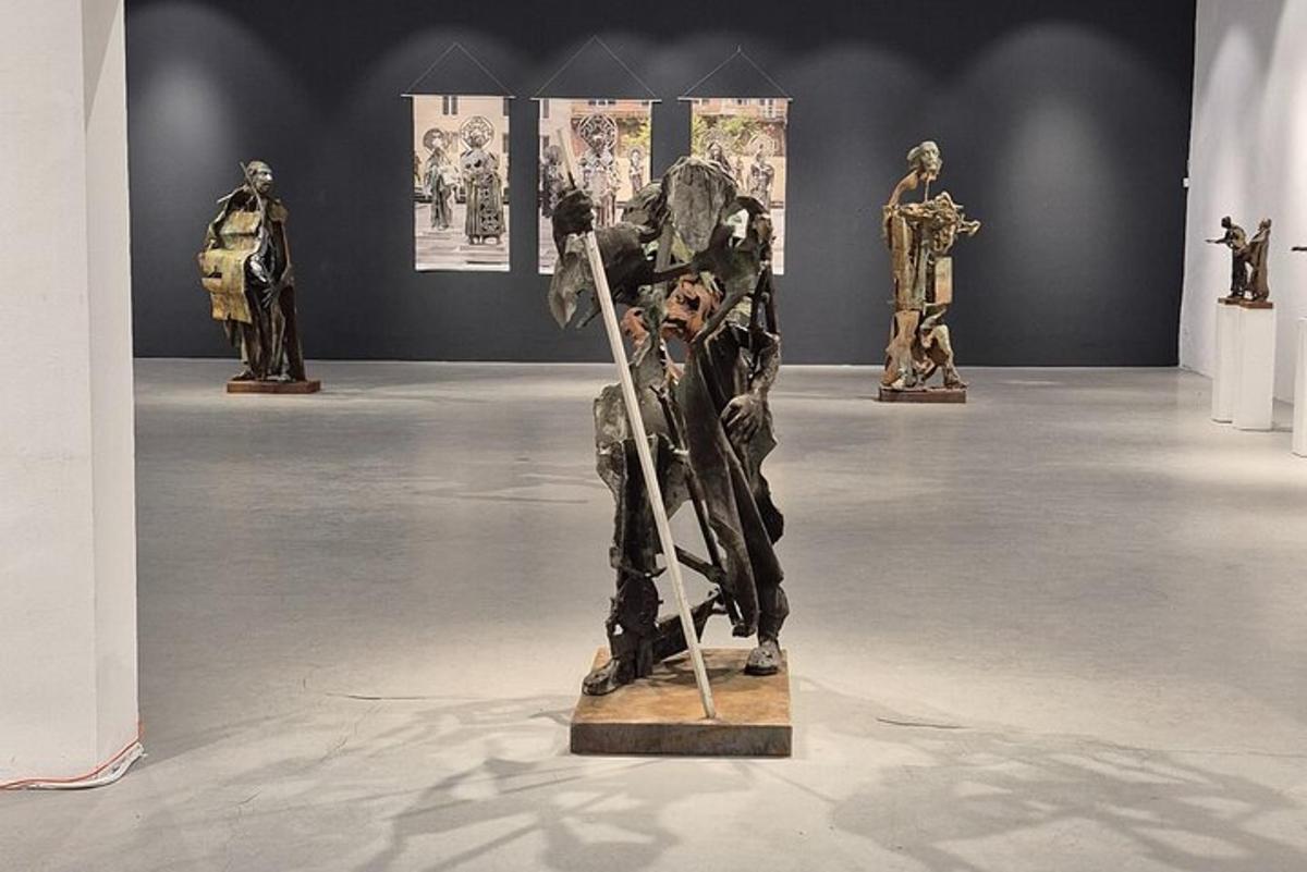 eine Gruppe von Skulpturen in einer Museumsausstellung