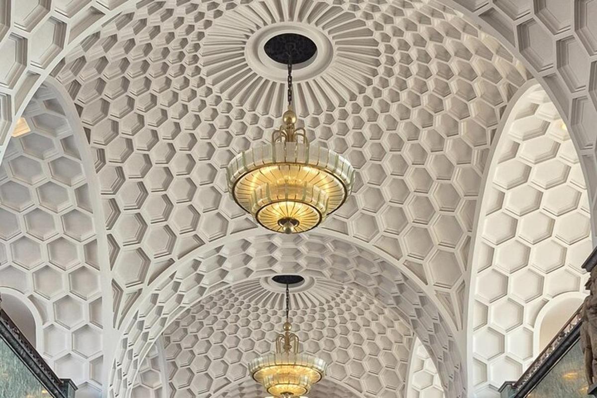 zwei Kronleuchter, die von der Decke eines Gebäudes hängen