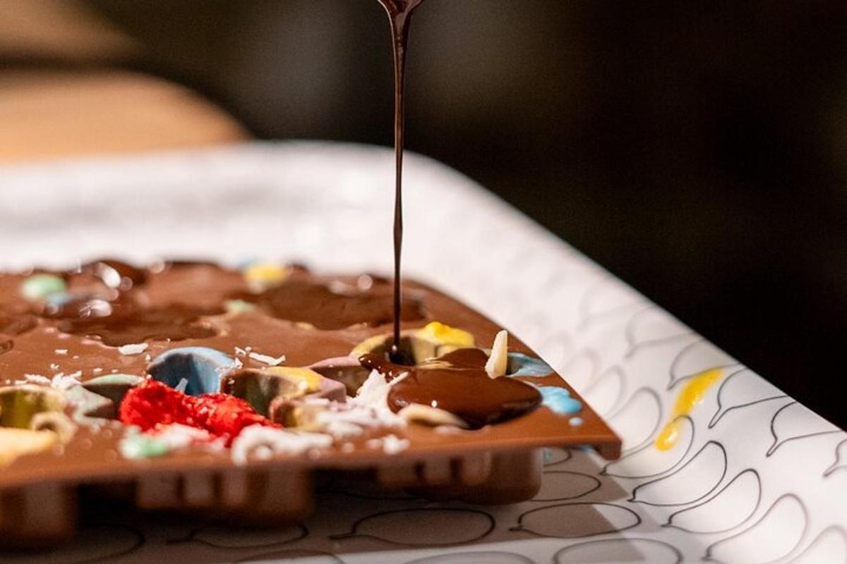 un dessert al cioccolato su un piatto con un cucchiaio