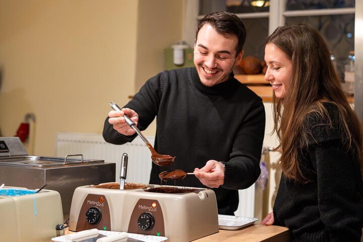 un uomo e una donna che preparano il cibo in cucina