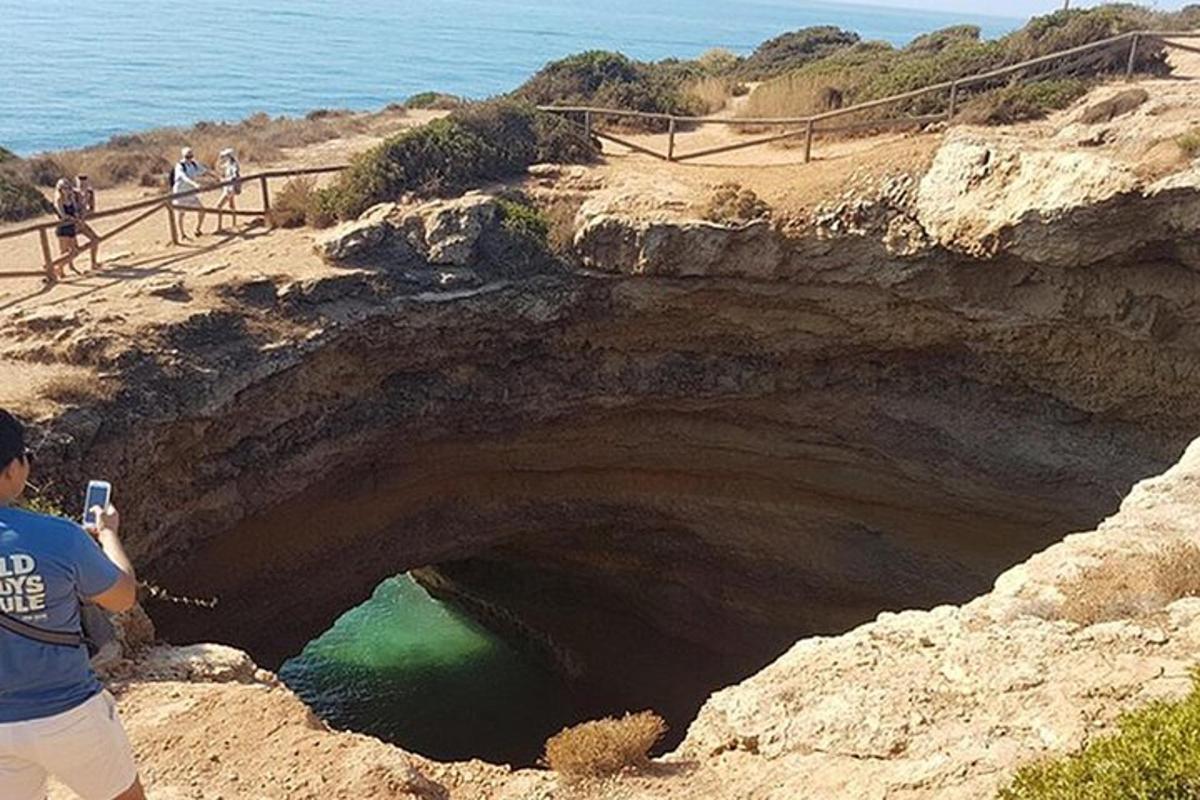 человек, фотографирующий пещеру