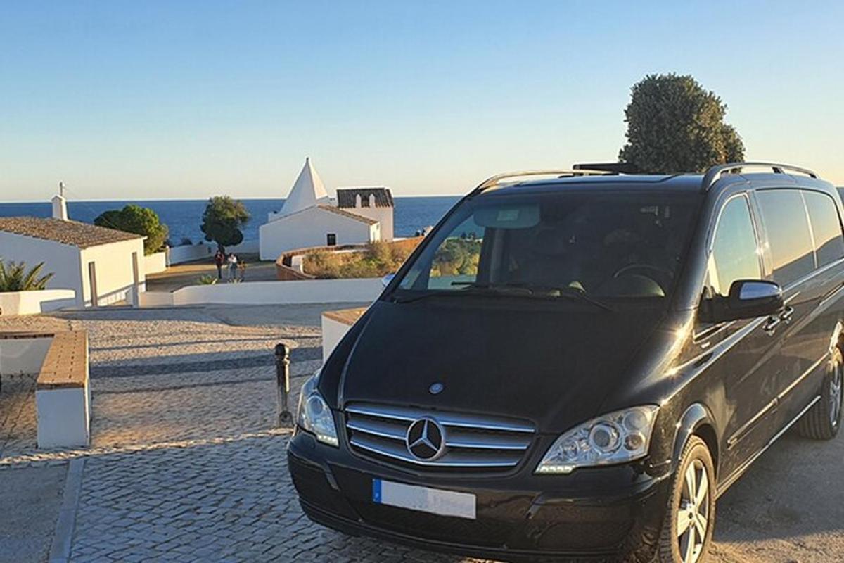 egy fekete Mercedes furgon parkolt egy parkolóban