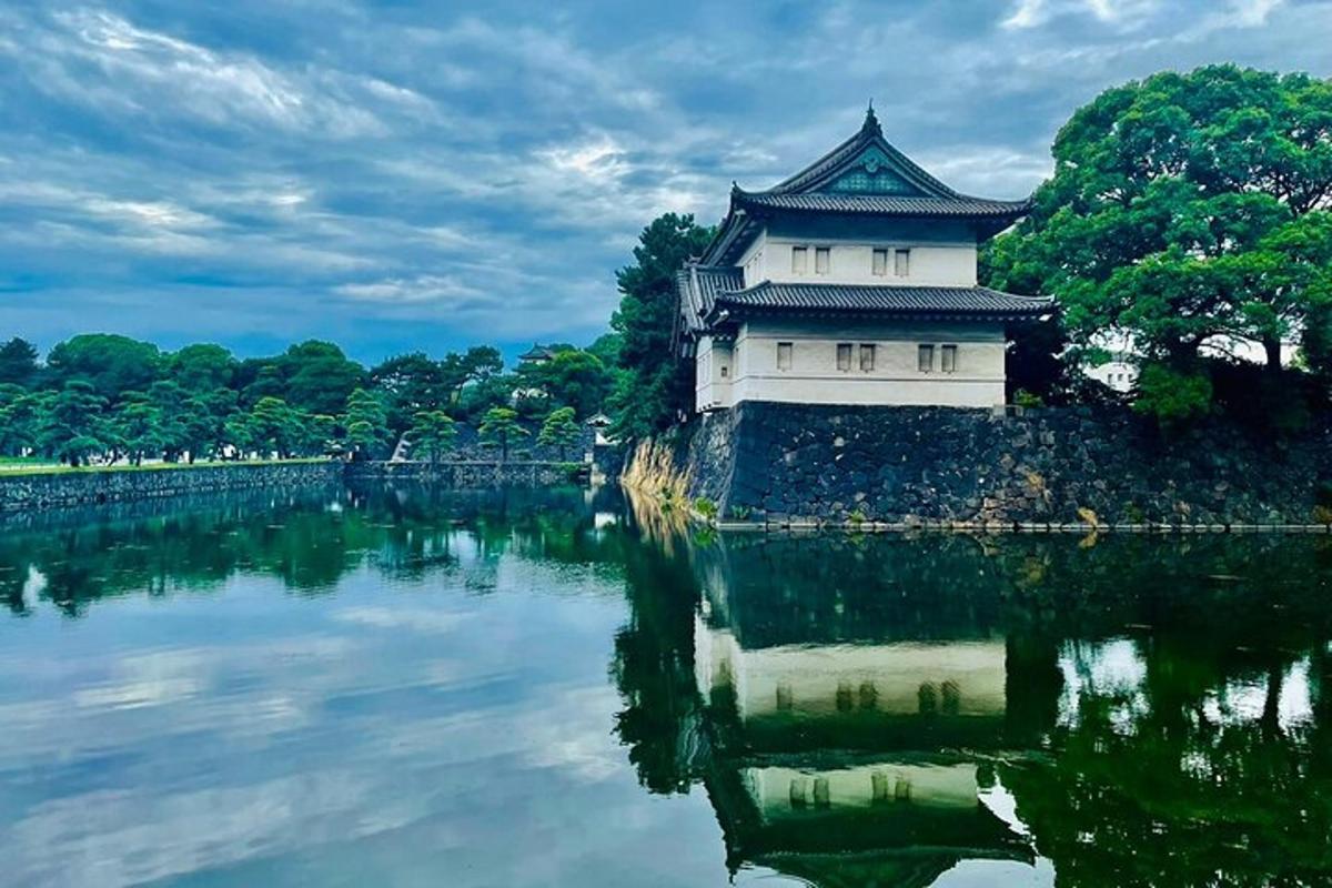 河边的建筑物及其倒影