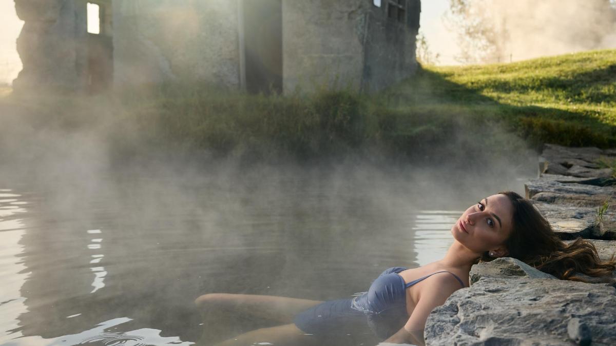 žena ležící ve vodě ve vířivce