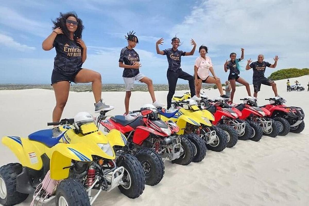 un grup de oameni care stăteau pe un rând de motociclete pe plajă
