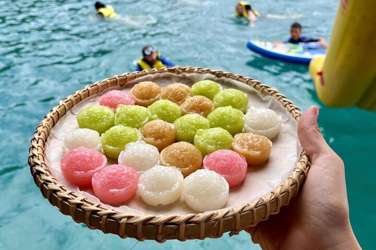 osoba držící talíř marshmallows na hladině vody