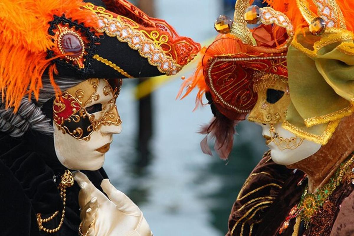 due persone vestite in costume a un carnevale