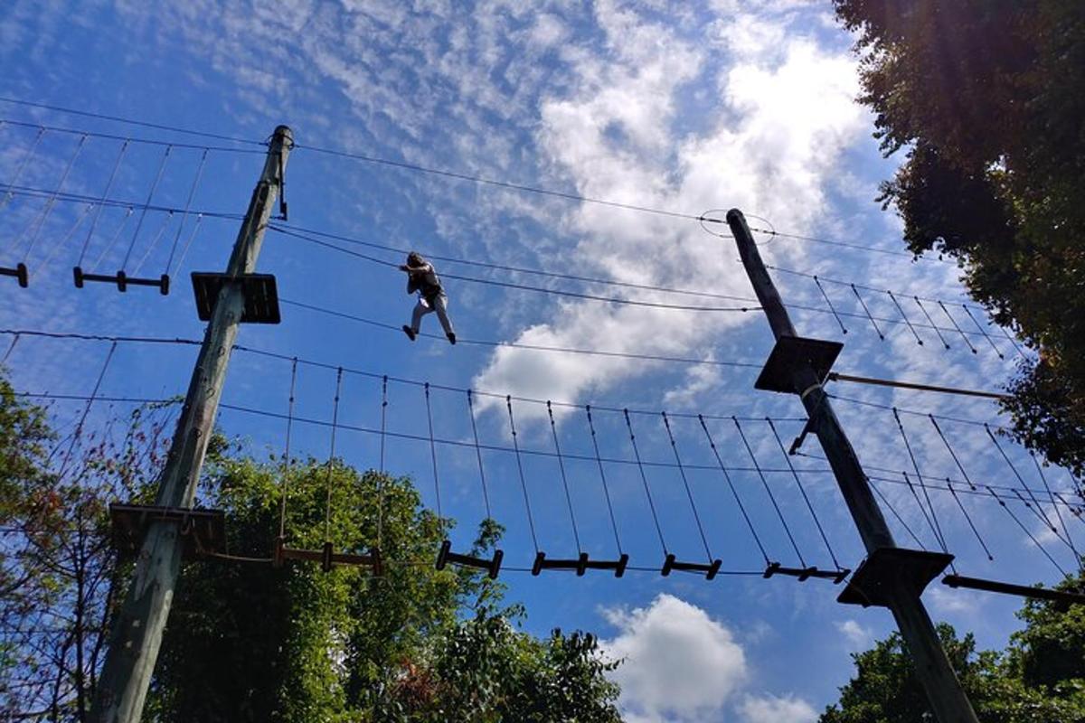 člověk skáče na zip line