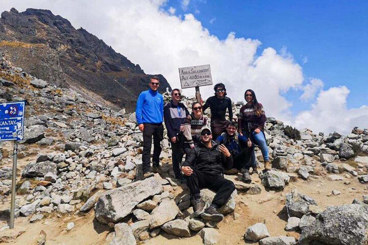 un gruppo di persone che tengono un cartello su una montagna