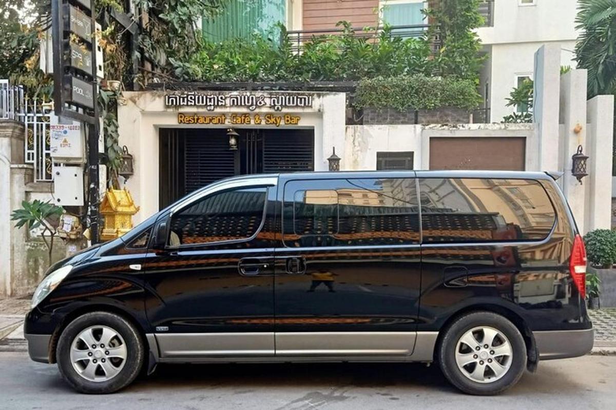 isang itim na van ang pumarada sa harap ng isang gusali
