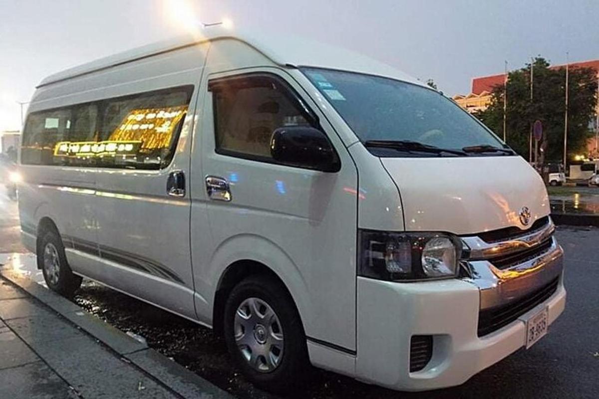 駐車場に駐車された白いバン