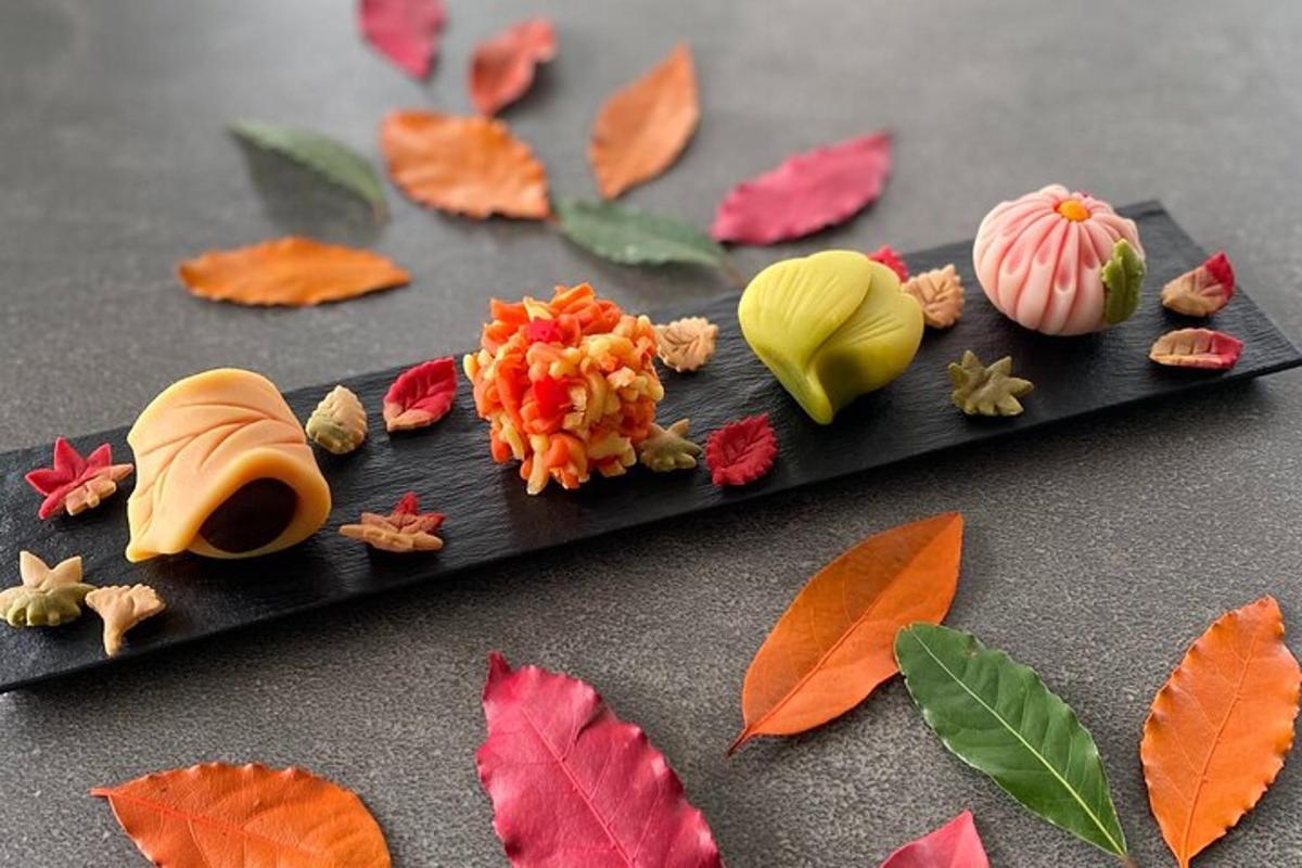 ein Teller mit Essen und Herbstblättern auf einem Tisch