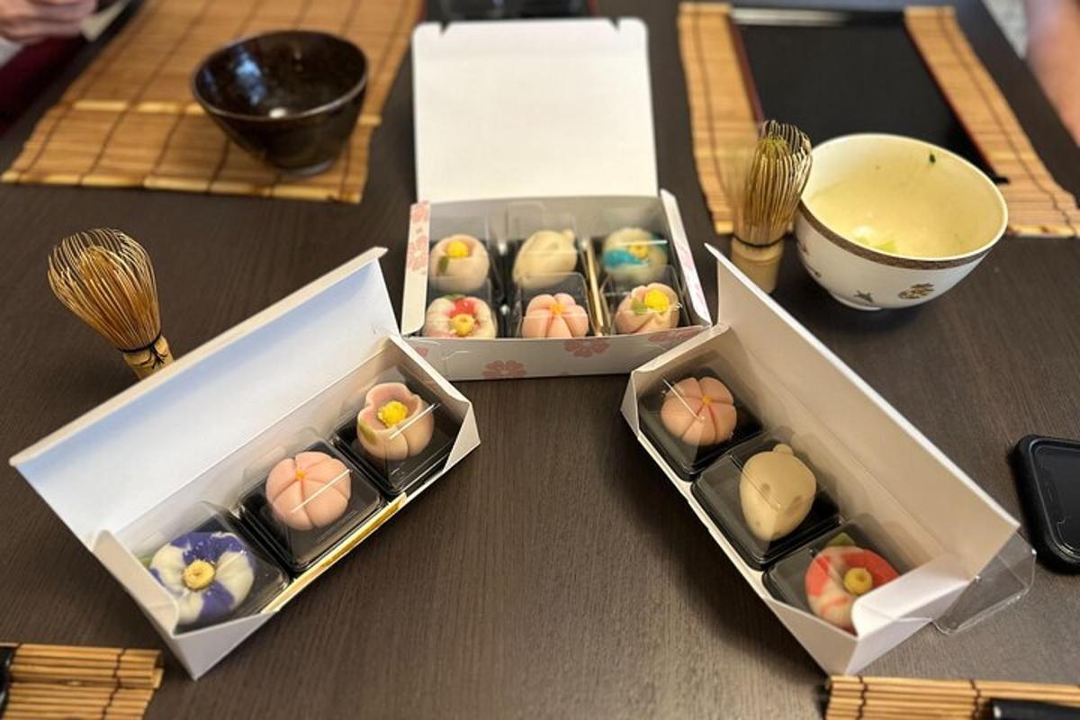 két doboz sushi az asztal tetején
