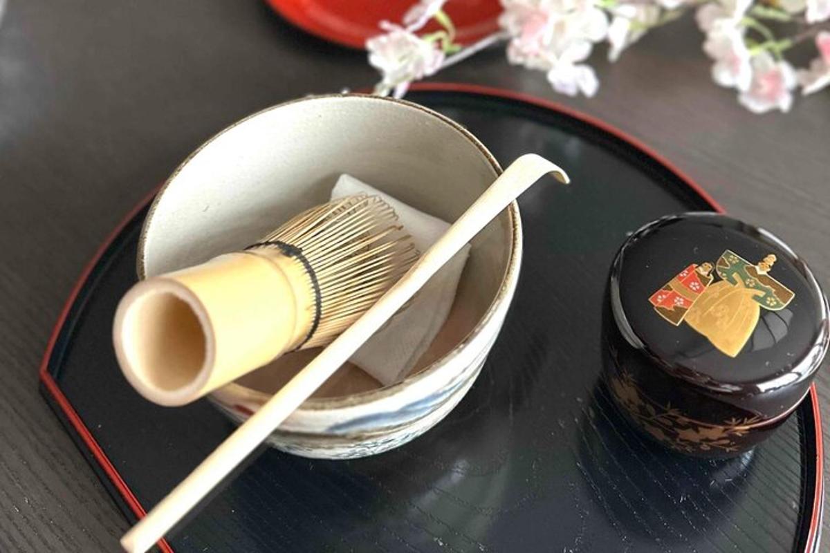 ein Tisch mit einer Tasse und einem Essstäbchen darauf