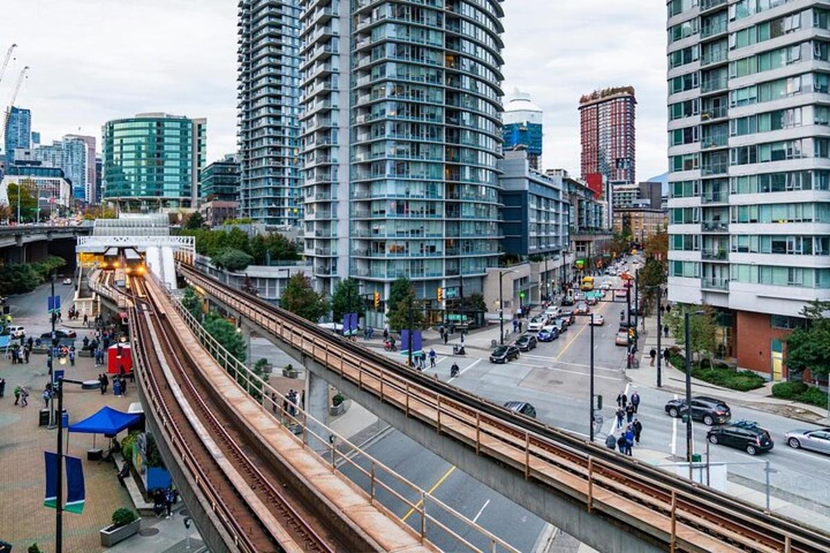 uma vista de uma cidade com trilhos de trem e edifícios