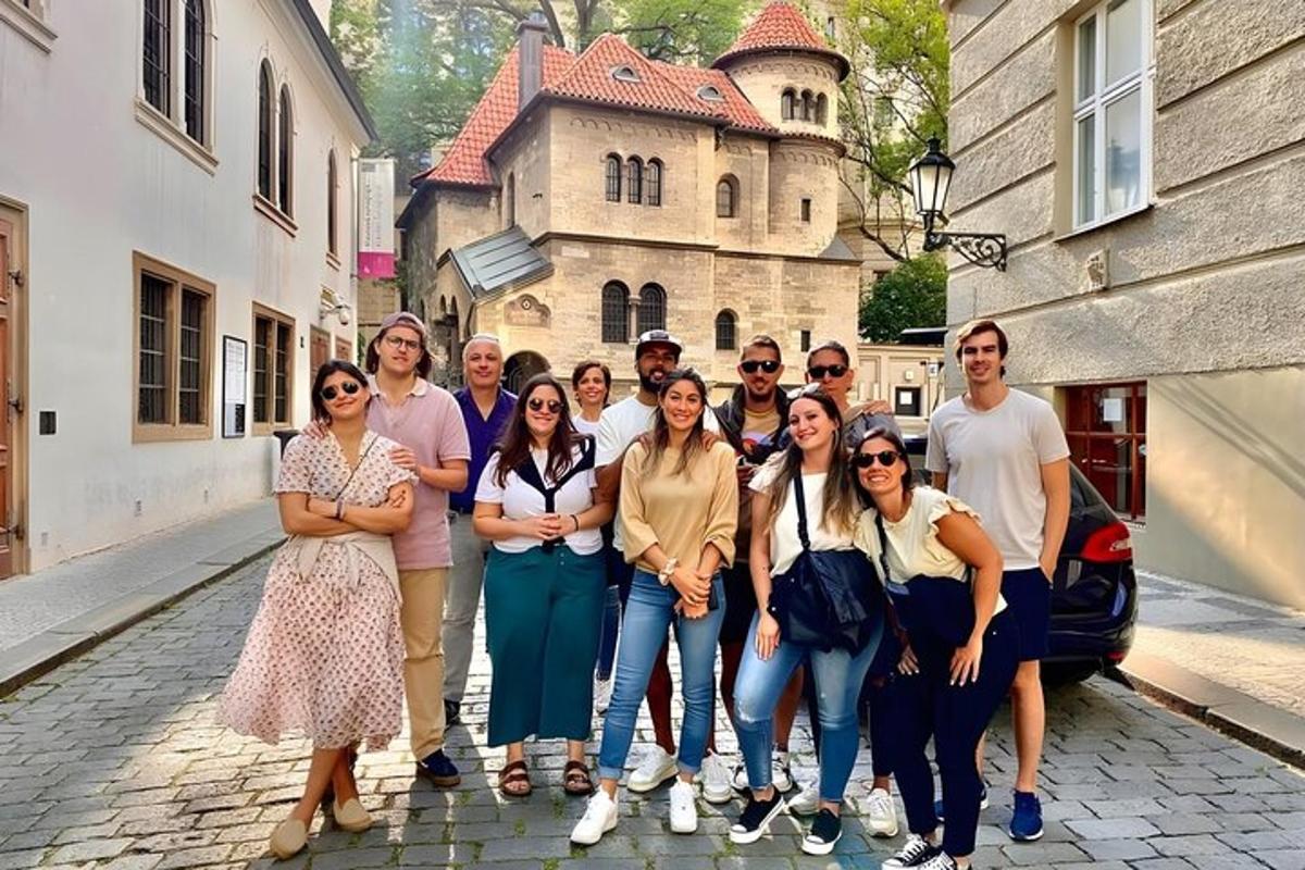 um grupo de pessoas em pé em frente a um castelo
