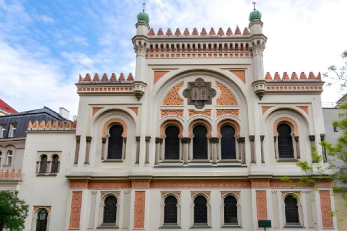 uma igreja com uma cruz ao lado