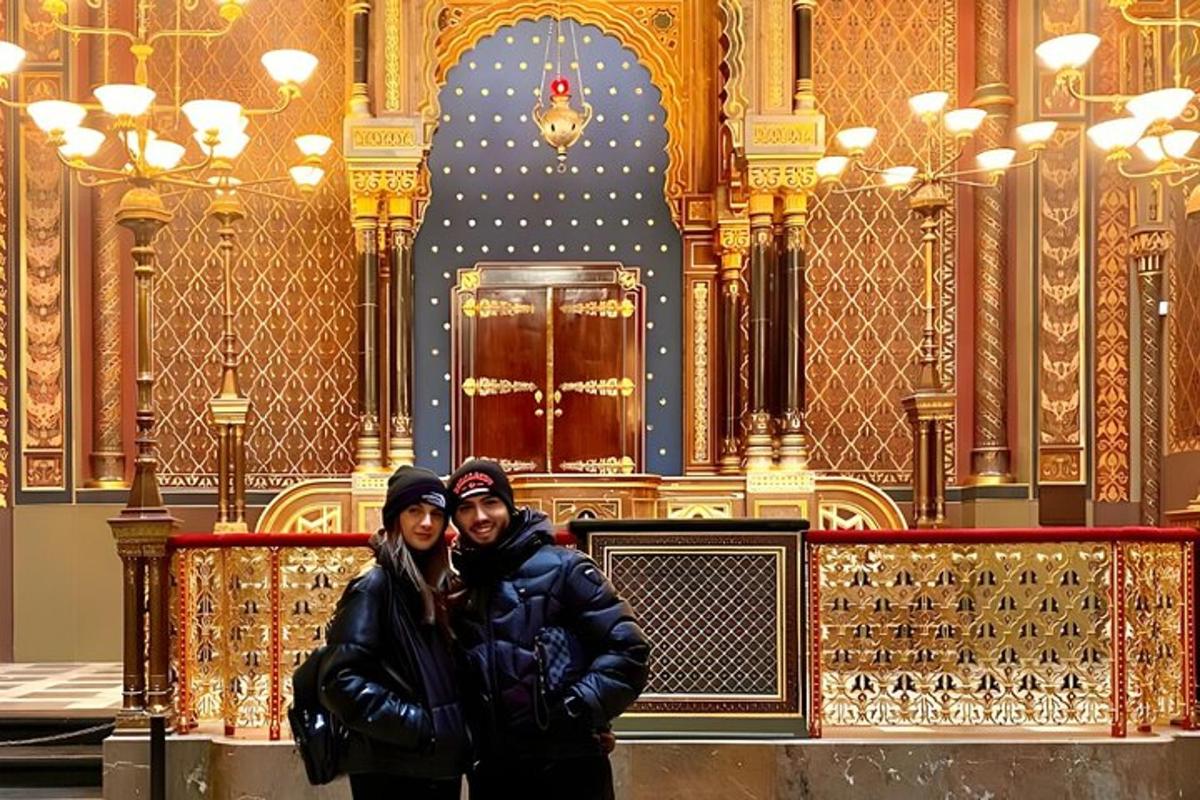 Un hombre y una mujer de pie frente a una iglesia.