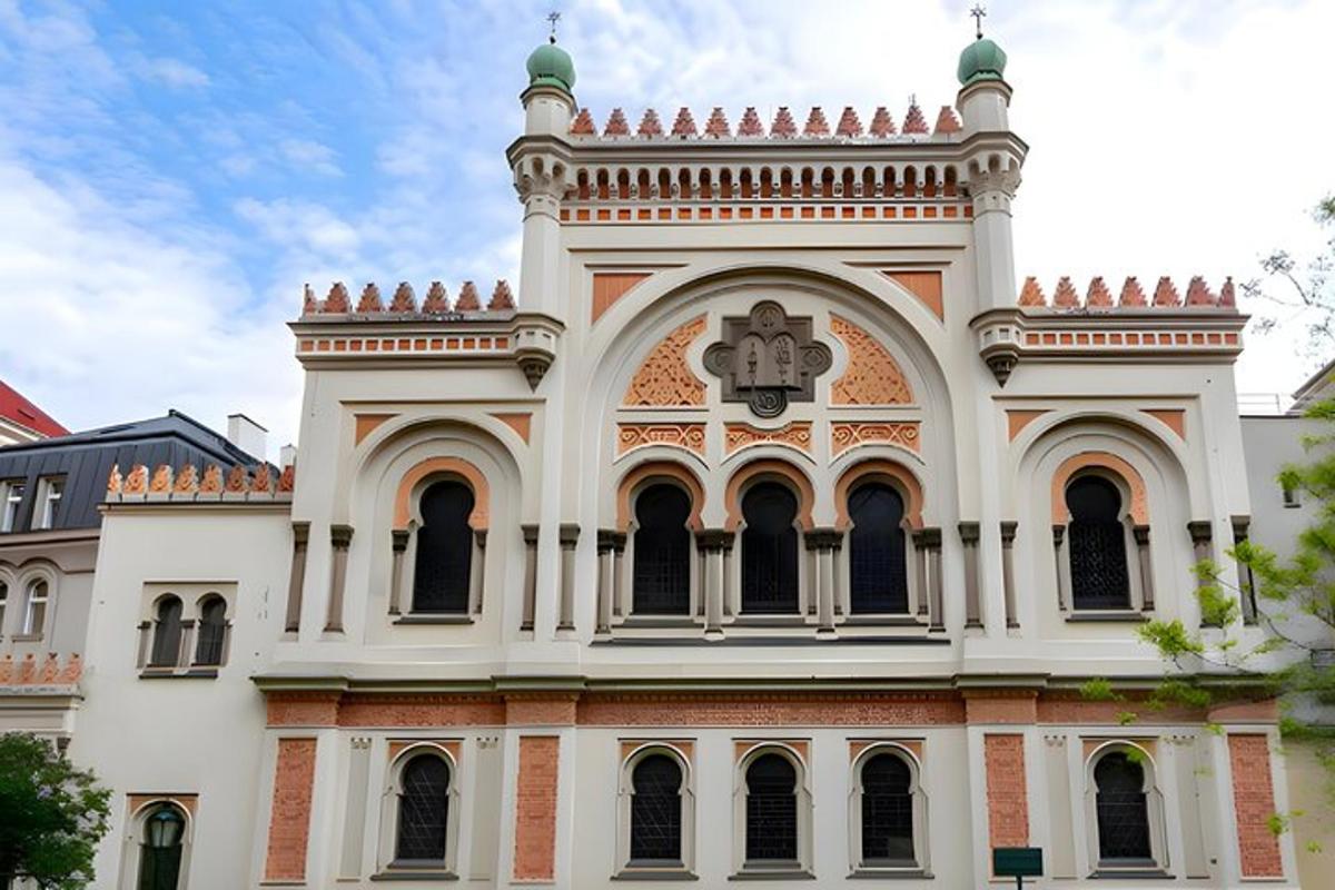 un grande edificio bianco con una croce sopra