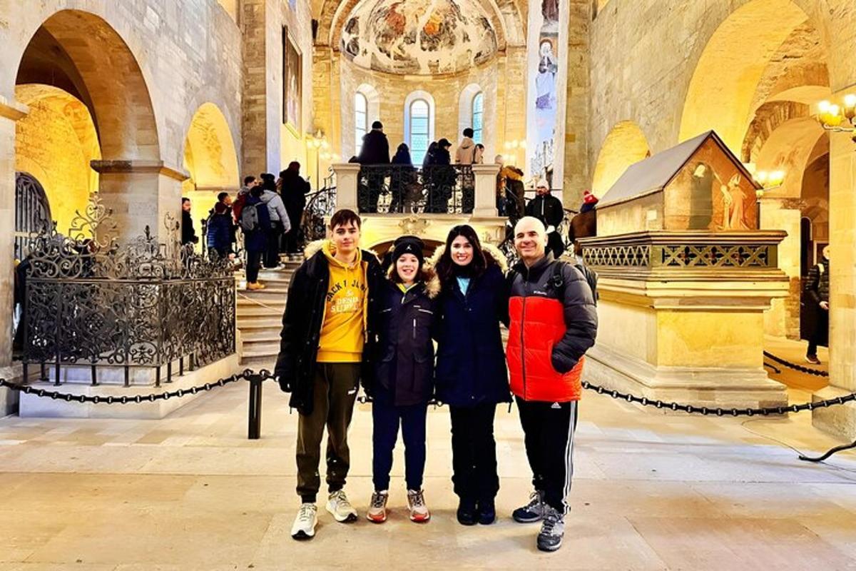 un gruppo di persone che posano per una foto in un edificio