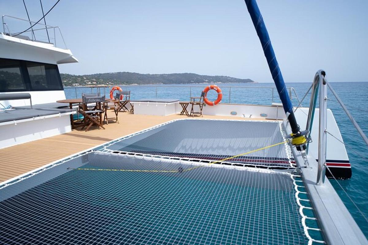 ein Pool auf dem Deck eines Bootes im Wasser