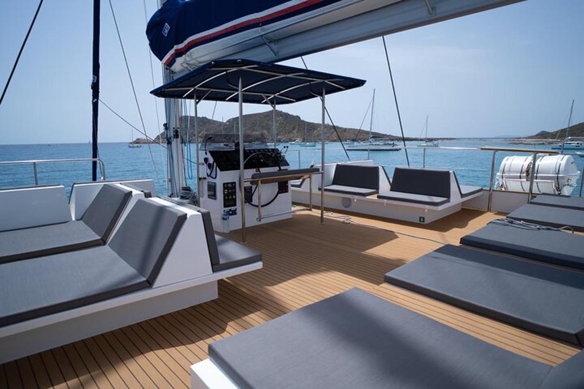 ein Boot mit Stühlen und einem Tisch auf dem Deck