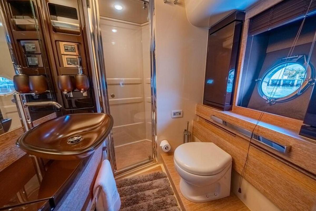 kamar mandi kecil dengan toilet dan wastafel