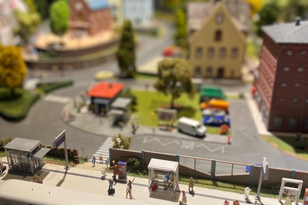 ein Spielzeugmodell einer Stadt mit Menschen und Autos