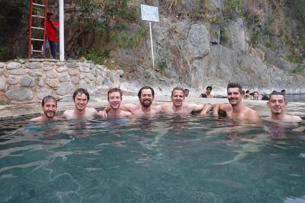un gruppo di uomini in piedi in una piscina