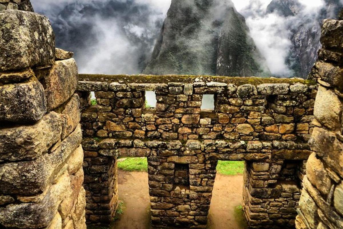 un vecchio muro di pietra con una montagna sullo sfondo