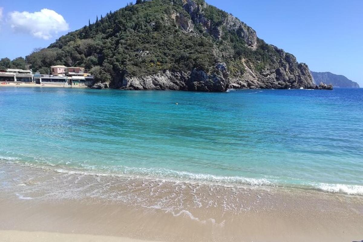 pogled na plažo z goro v ozadju