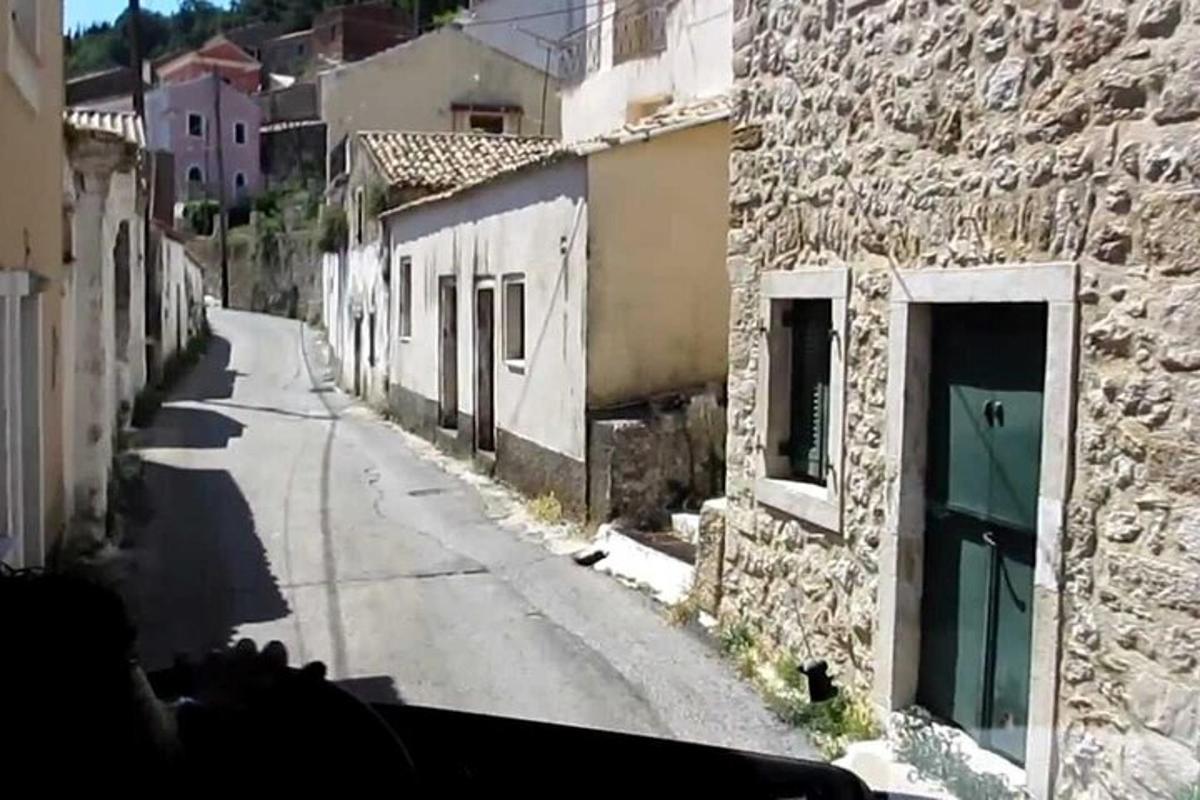 ένας άδειος δρόμος σε ένα χωριό με κτίρια