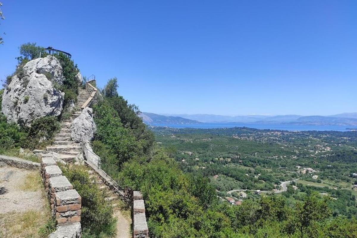 θέα σε ένα βουνό με σκαλοπάτια πάνω σε έναν βράχο
