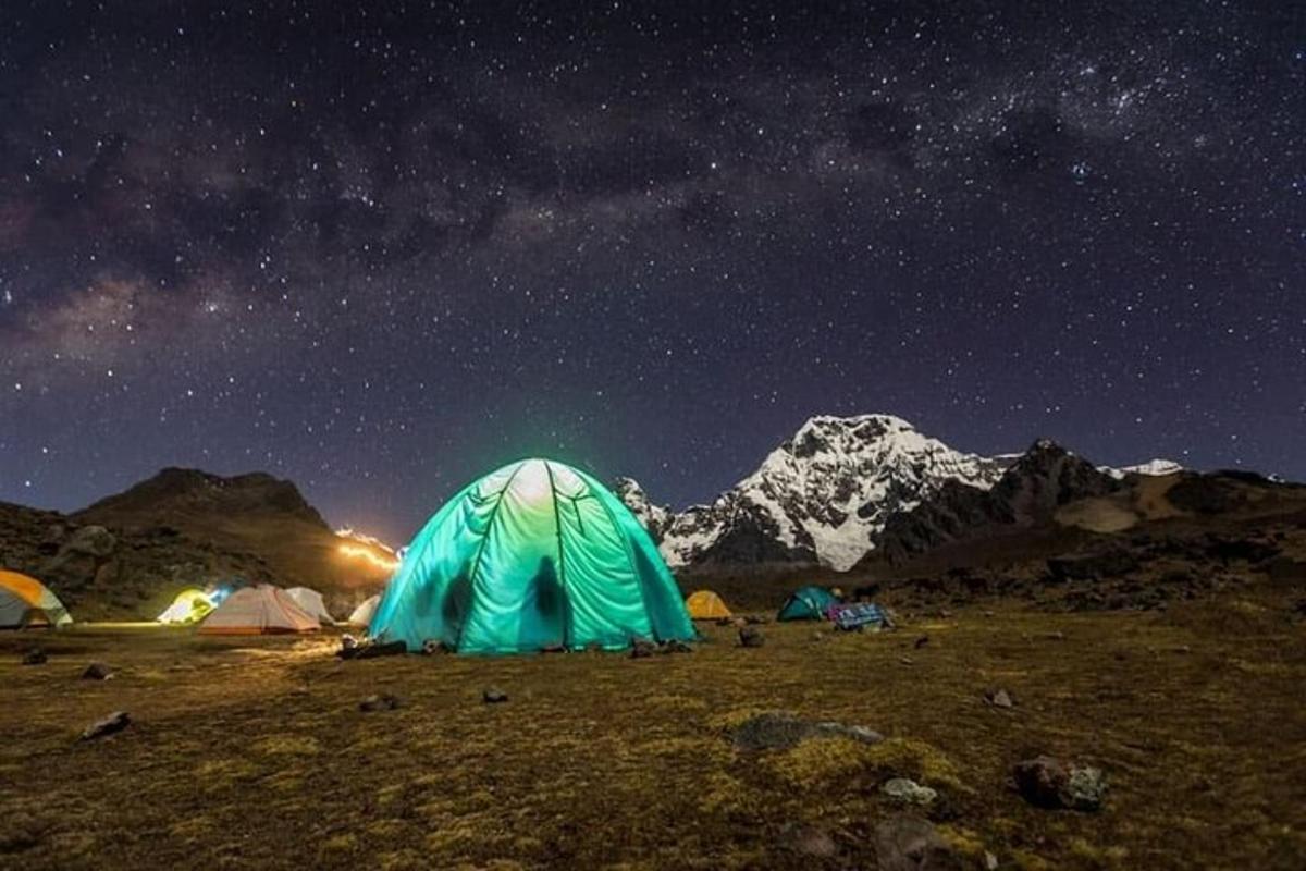 šotor na polju pod zvezdnatim nebom