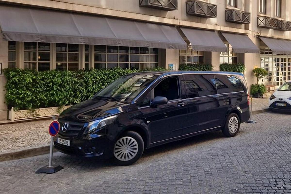 must auto pargitud hoone ette