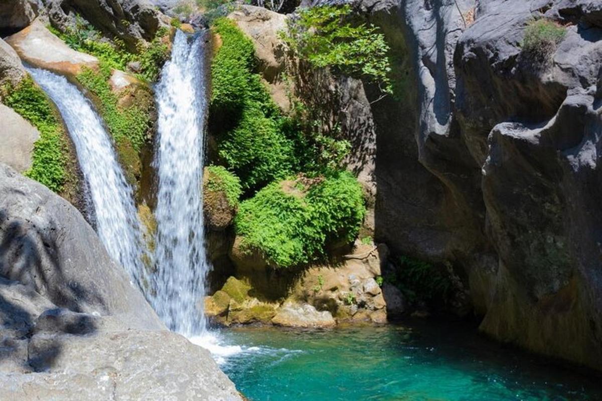شلال في وسط بركة ماء