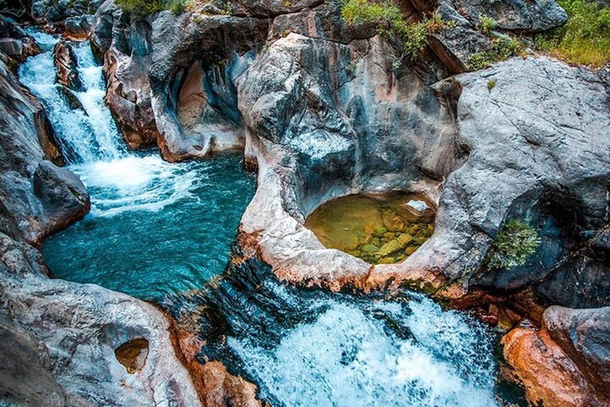vista aèria d'una cascada amb roques i aigua
