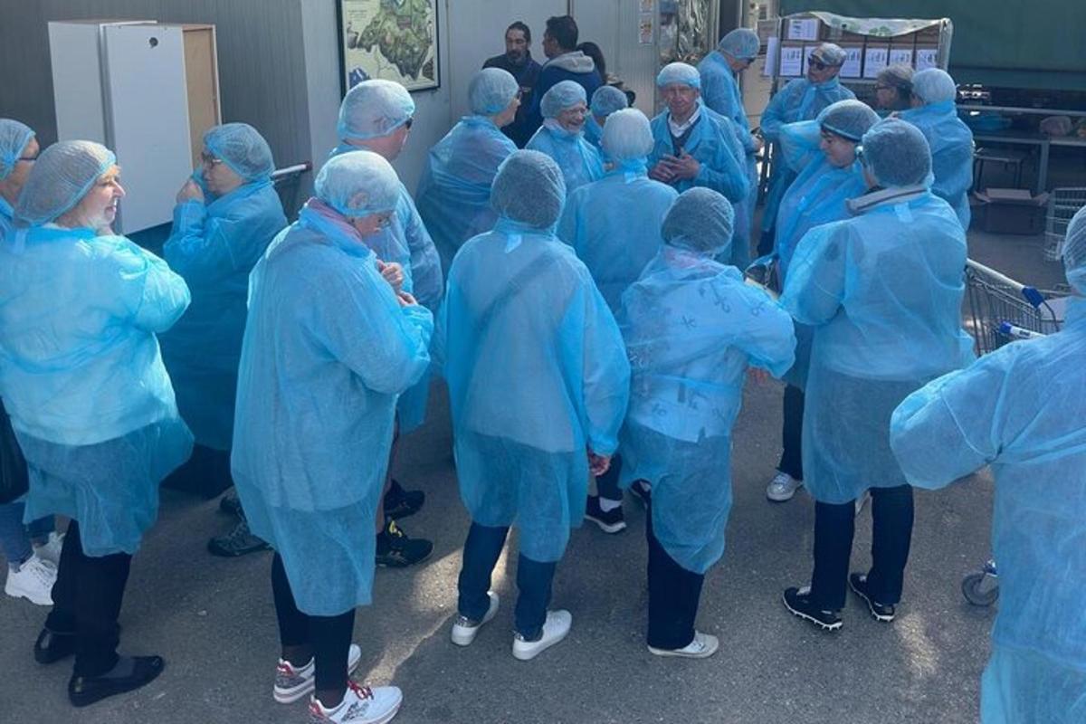 sekumpulan pakar bedah berpakaian seragam biru berdiri di dalam sebuah bilik