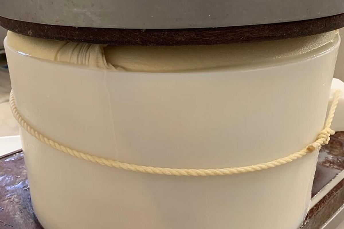 ein Seil, das um eine weiße Vase auf einem Tisch gewickelt ist