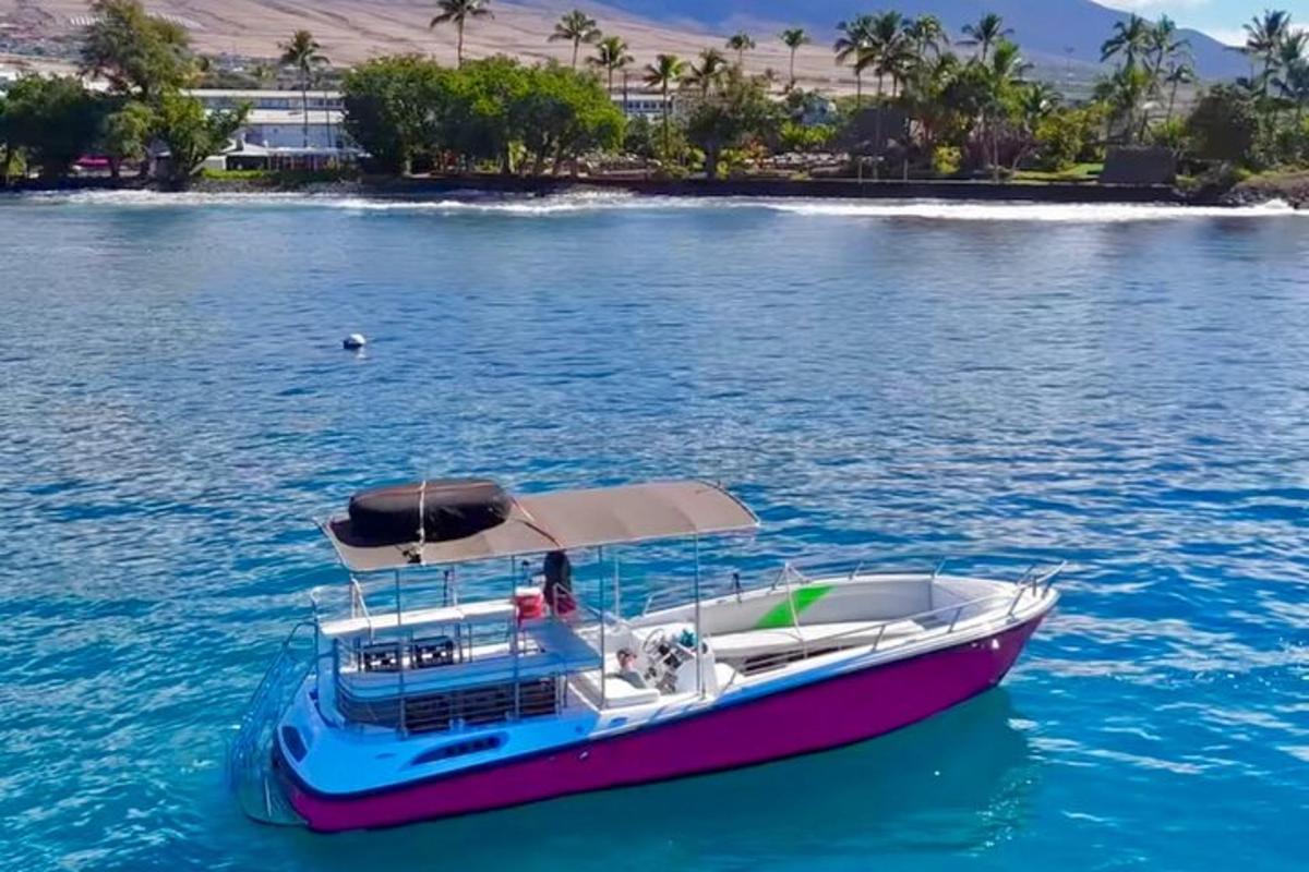 una barca rosa e blu nell'acqua