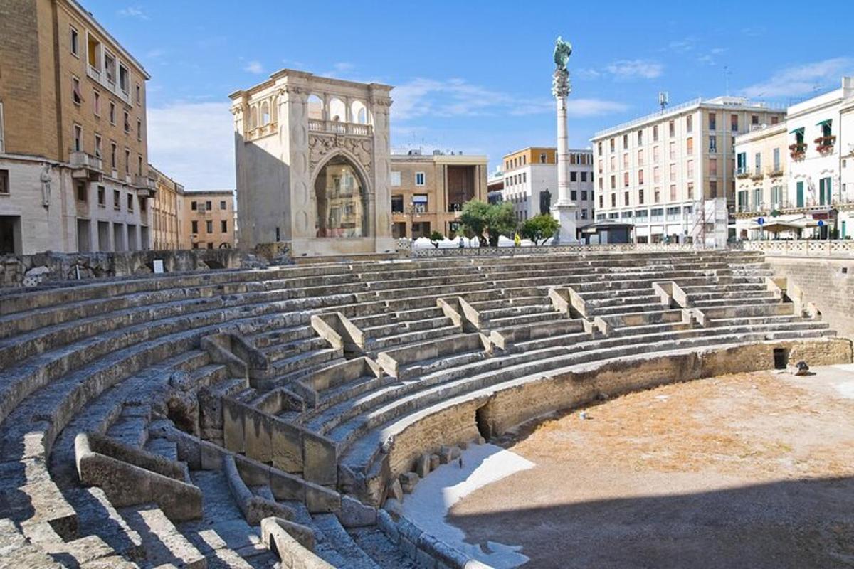 un gran amfiteatre en una ciutat amb edificis