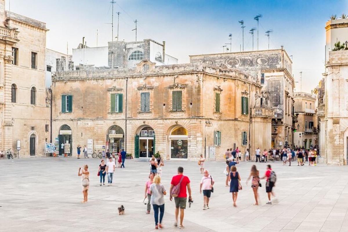 un grup de persones caminant per una plaça davant d'un edifici