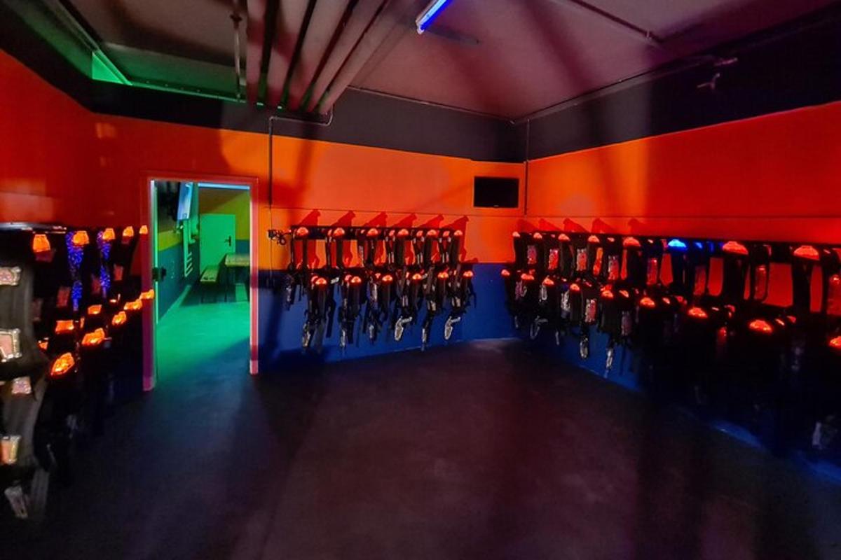 Un gimnasio con paredes rojas y verdes y sillas rojas.