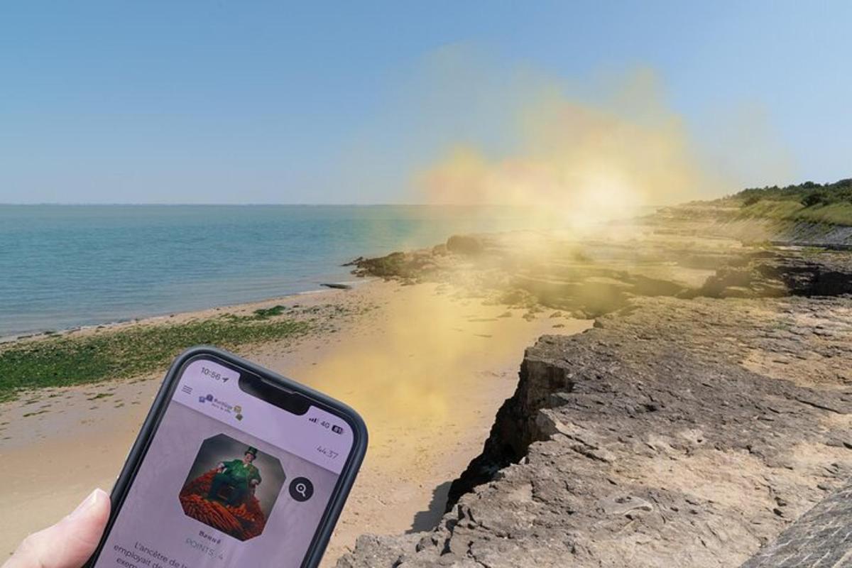 egy személy a kezében egy mobiltelefonnal a strand előtt